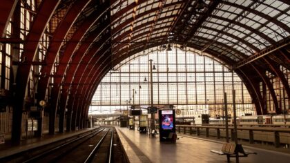 Goedkope stedentrips met de trein Antwerpen station België